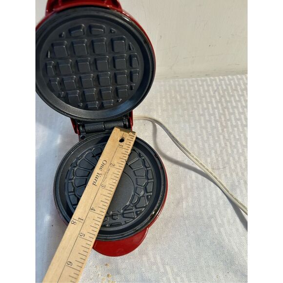 Nostalgia red mini waffle maker turkey shaped - Picture 3 of 3